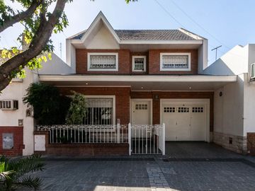 HERMOSO CHALET DE 5 AMB. EN LANUSITA. APTO CREDITO