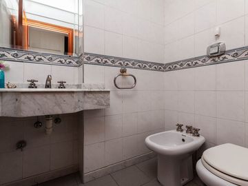 HERMOSO CHALET DE 5 AMB. EN LANUSITA. APTO CREDITO