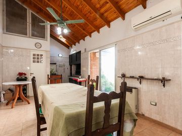 HERMOSO CHALET DE 5 AMB. EN LANUSITA. APTO CREDITO