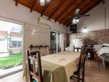HERMOSO CHALET DE 5 AMB. EN LANUSITA. APTO CREDITO