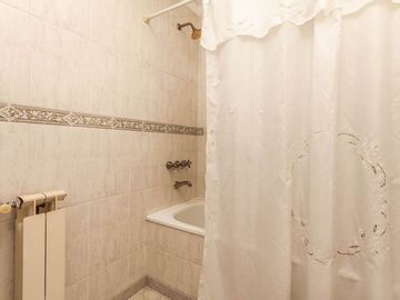 HERMOSO CHALET DE 5 AMB. EN LANUSITA. APTO CREDITO