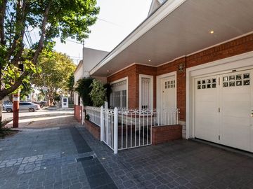 HERMOSO CHALET DE 5 AMB. EN LANUSITA. APTO CREDITO