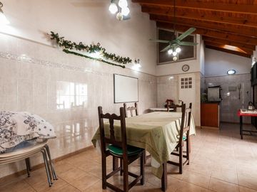 HERMOSO CHALET DE 5 AMB. EN LANUSITA. APTO CREDITO