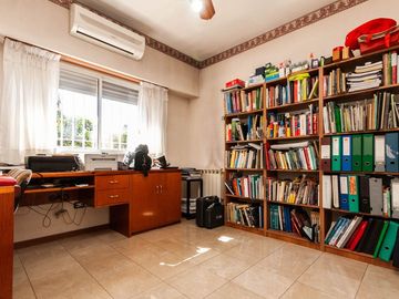 HERMOSO CHALET DE 5 AMB. EN LANUSITA. APTO CREDITO