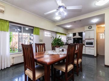 HERMOSO CHALET DE 5 AMB. EN LANUSITA. APTO CREDITO