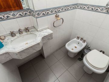 HERMOSO CHALET DE 5 AMB. EN LANUSITA. APTO CREDITO