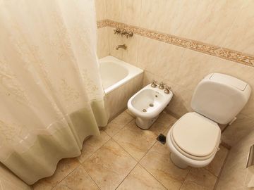 HERMOSO CHALET DE 5 AMB. EN LANUSITA. APTO CREDITO
