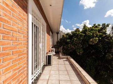 HERMOSO CHALET DE 5 AMB. EN LANUSITA. APTO CREDITO