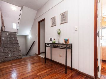 HERMOSO CHALET DE 5 AMB. EN LANUSITA. APTO CREDITO