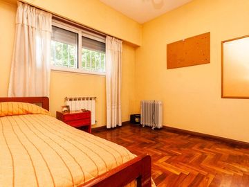 HERMOSO CHALET DE 5 AMB. EN LANUSITA. APTO CREDITO