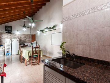 HERMOSO CHALET DE 5 AMB. EN LANUSITA. APTO CREDITO