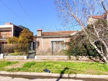 CASA EN VENTA EN BURZACO 4 AMBIENTES