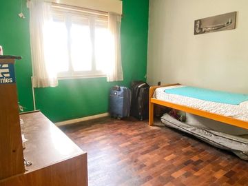 CASA EN VENTA EN BURZACO 4 AMBIENTES