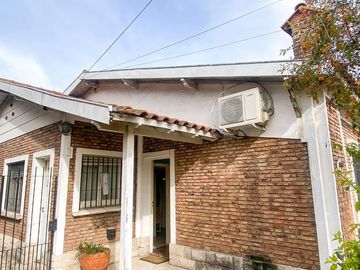 CASA EN VENTA EN BURZACO 4 AMBIENTES