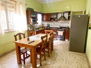 CASA EN VENTA EN BURZACO 4 AMBIENTES