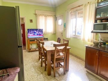 CASA EN VENTA EN BURZACO 4 AMBIENTES