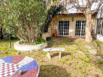 CASA EN VENTA EN BURZACO 4 AMBIENTES