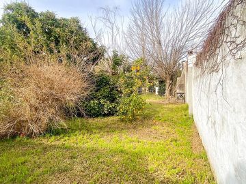 CASA EN VENTA EN BURZACO 4 AMBIENTES
