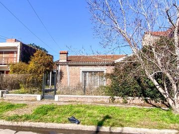 CASA EN VENTA EN BURZACO 4 AMBIENTES