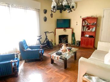 CASA EN VENTA EN BURZACO 4 AMBIENTES