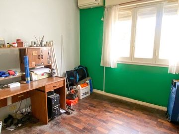 CASA EN VENTA EN BURZACO 4 AMBIENTES