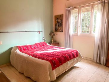 CASA EN VENTA EN BURZACO 4 AMBIENTES