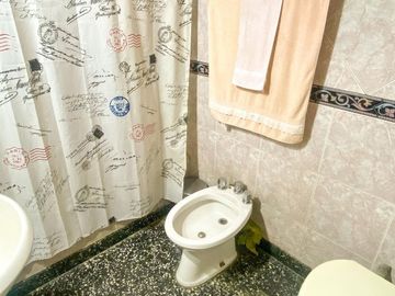 CASA EN VENTA EN BURZACO 4 AMBIENTES