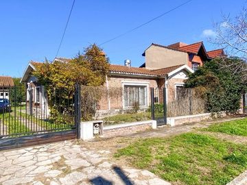 CASA EN VENTA EN BURZACO 4 AMBIENTES