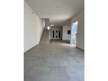 SE RENTA HERMOSA CASA NUEVA DENTRO DE RESIDENCIAL BURGOS