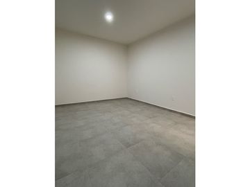 SE RENTA HERMOSA CASA NUEVA DENTRO DE RESIDENCIAL BURGOS