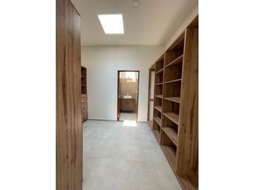 SE RENTA HERMOSA CASA NUEVA DENTRO DE RESIDENCIAL BURGOS