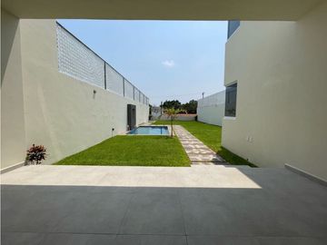 SE RENTA HERMOSA CASA NUEVA DENTRO DE RESIDENCIAL BURGOS