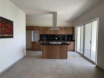 SE RENTA HERMOSA CASA NUEVA DENTRO DE RESIDENCIAL BURGOS