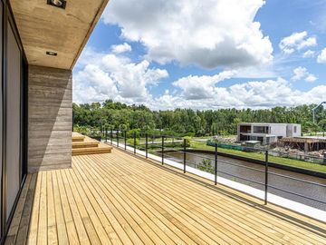 Casa en  barrio Náutico el Yacht de Nordelta, moderna con excelentes terminaciones.
