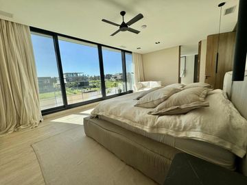 Casa en  barrio Náutico el Yacht de Nordelta, moderna con excelentes terminaciones.