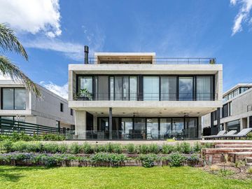 Casa en  barrio Náutico el Yacht de Nordelta, moderna con excelentes terminaciones.