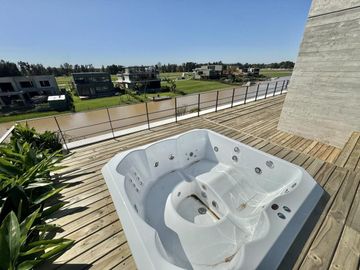 Casa en  barrio Náutico el Yacht de Nordelta, moderna con excelentes terminaciones.