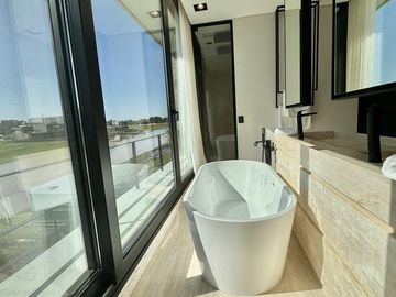 Casa en  barrio Náutico el Yacht de Nordelta, moderna con excelentes terminaciones.