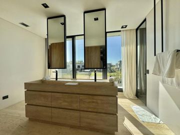 Casa en  barrio Náutico el Yacht de Nordelta, moderna con excelentes terminaciones.