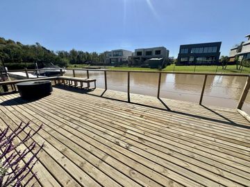 Casa en  barrio Náutico el Yacht de Nordelta, moderna con excelentes terminaciones.
