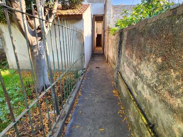 Venta de casa con local y cochera en Wilde