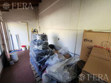 Venta de casa con local y cochera en Wilde