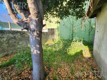 Venta de casa con local y cochera en Wilde