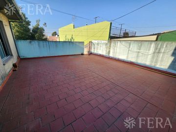 Venta de casa con local y cochera en Wilde