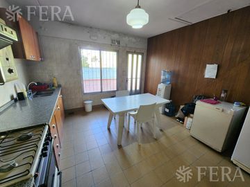 Venta de casa con local y cochera en Wilde