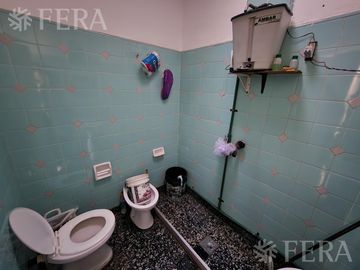 Venta de casa con local y cochera en Wilde