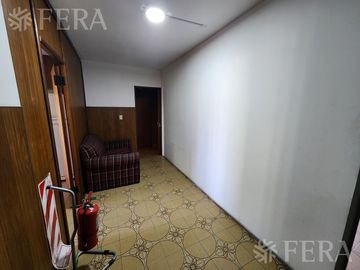 Venta de casa con local y cochera en Wilde
