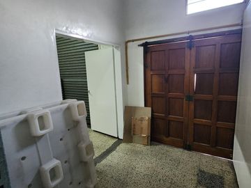 Venta de casa con local y cochera en Wilde