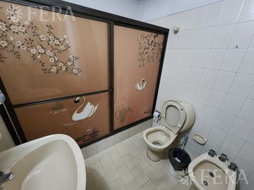 Venta de casa con local y cochera en Wilde