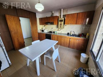 Venta de casa con local y cochera en Wilde